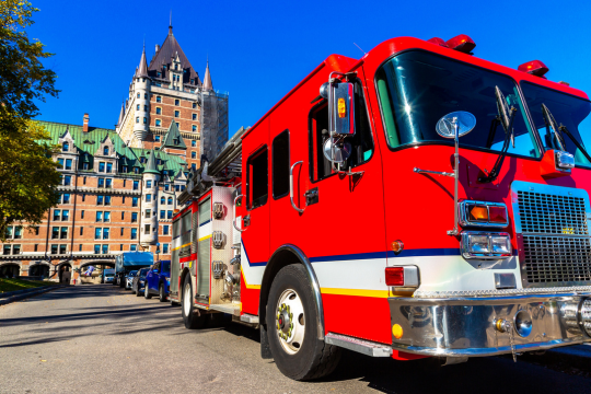 Camion de pompier·ère·s  près du château Frontenac à Québec.