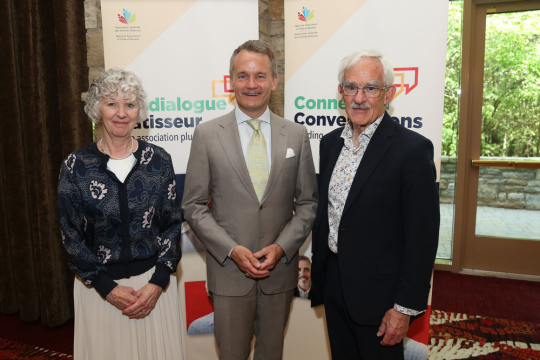 Roy Goodall, président de Retraités fédéraux, Hélène Nadeau, vice-présidente, Anthony Pizzino, respectivement président, vice-présidente et DG de Retraités fédéraux, en compagnie de Seamus O’Regan, ministre des Aînés.