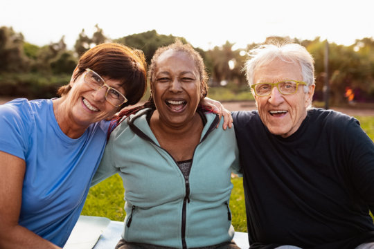 Groupe de personnes âgées souriantes.