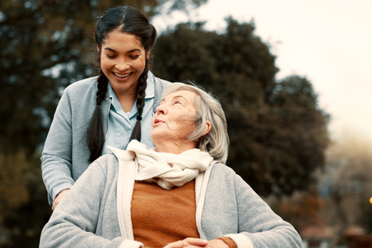 Résidente d'un établissement de soins de longue durée, en compagnie d’un membre de sa famille. 