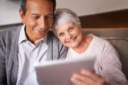 Couple adulte souriant.