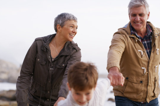 Petit-fils avec ses grands-parents à l’extérieur.