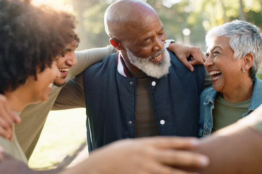 Famille souriante passant du temps ensemble à l’extérieur.