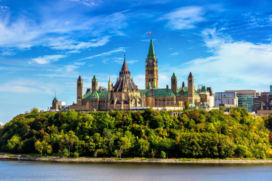 Aidez-nous à demander des mesures concrètes pour un vieillissement positif au Canada. Colline du Parlement à Ottawa.