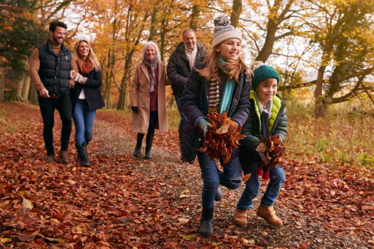 Retraités fédéraux énoncent ses priorités avant le budget de 2025. Groupe multigénérationnel faisant une promenade d’automne à l’extérieur.
