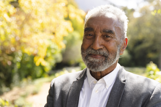 Aidez-nous à mieux comprendre les retraité·e·s solos au Canada. Retraité solo canadien devant son domicile.