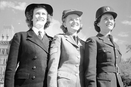 Membres du Service féminin de la Marine royale du Canada et du Service féminin de l’Aviation royale du Canada sur la colline du Parlement, e<n juillet 1943.